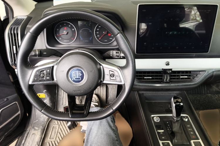 Used BYD Tang 2019 2.0T Automatic SmartConnect Luxury Edition 7 Seats China VI Standard Center Console