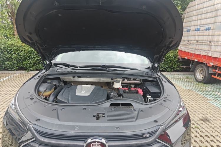 Used BYD Tang 2019 2.0T Automatic SmartConnect Luxury Version 5 Seats China VI Standard Engine Bay