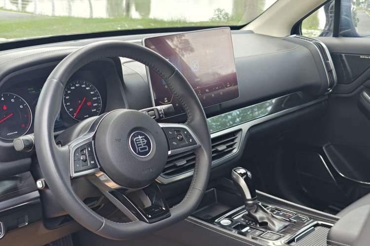 Used BYD Tang 2019 2.0T Automatic SmartConnect Luxury Edition 5 Seats China VI Standard Interior 2