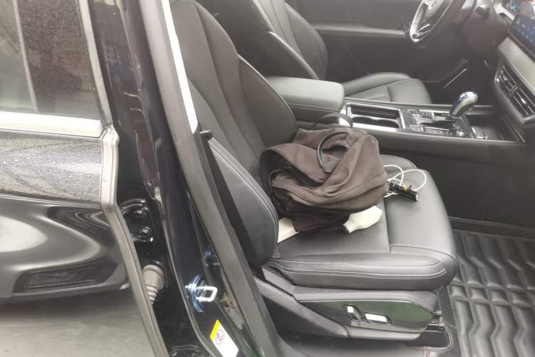 Used BYD Tang 2019 2.0T Automatic SmartConnect Luxury Version 5 Seats China VI Standard Right Front Seat