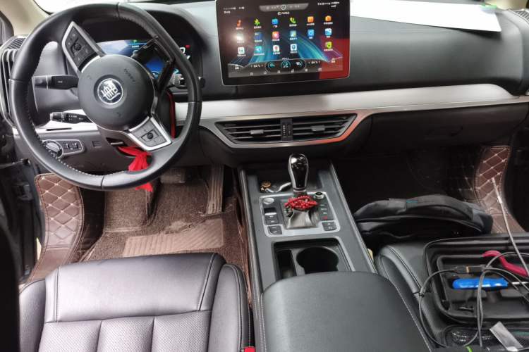Used BYD Tang 2019 2.0T Automatic SmartConnect Luxury Version 5 Seats China VI Standard Center Console