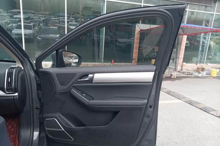 Used BYD Tang 2019 2.0T Automatic SmartConnect Luxury Edition 7 Seats China VI Standard Interior 5