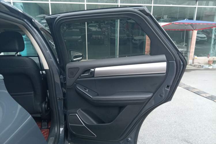 Used BYD Tang 2019 2.0T Automatic SmartConnect Luxury Edition 7 Seats China VI Standard Interior 6