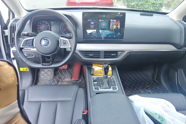 Used BYD Tang 2019 2.0T Automatic SmartConnect Luxury Edition 5 Seats China VI Standard Center Console