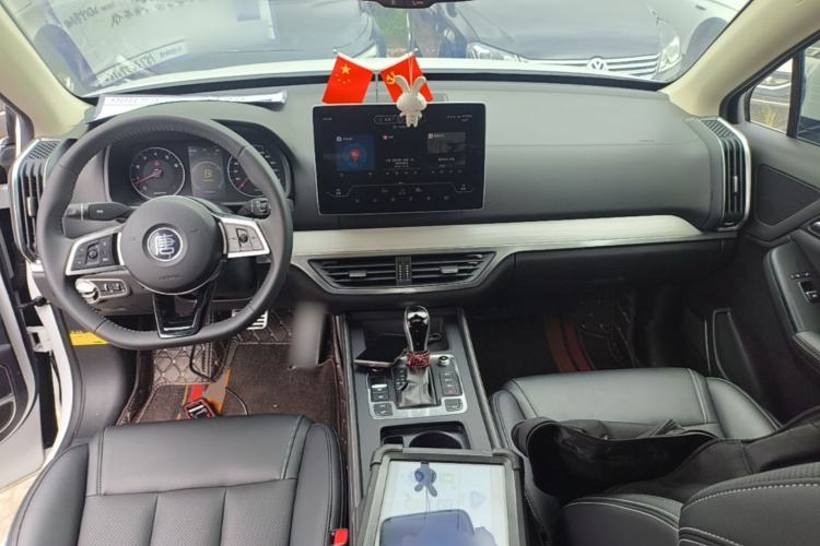Used BYD Tang 2019 2.0T Automatic SmartConnect Luxury Edition 5 Seats China VI Standard Center Console
