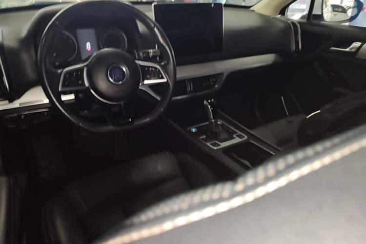 Used BYD Tang 2019 2.0T Automatic SmartConnect Luxury Edition 7 Seats China VI Standard Center Console