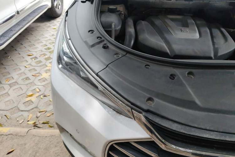 Used BYD Tang 2019 2.0T Automatic SmartConnect Luxury 7-Seater China VI Standard Engine Bay Right