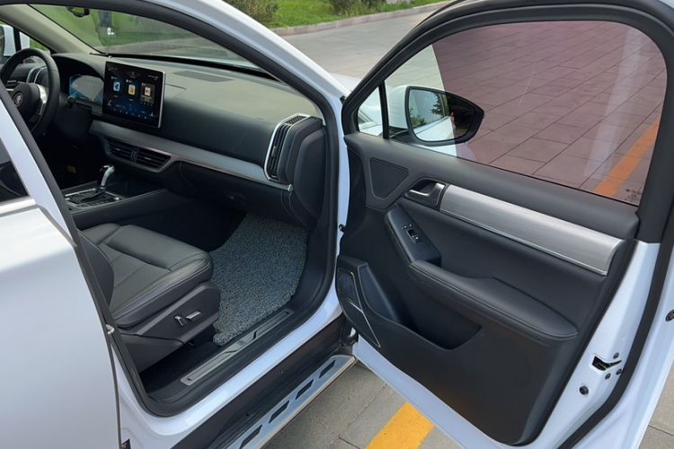 Used BYD Tang 2019 2.0T Automatic SmartConnect Luxury 7-Seater China VI Standard Interior 3