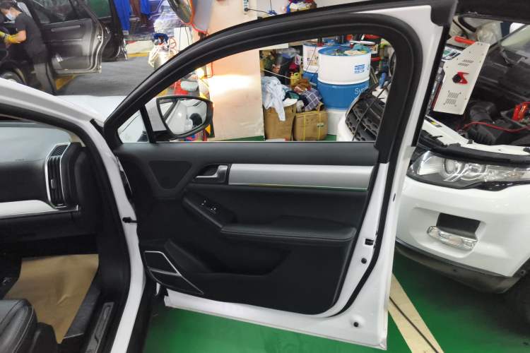 Used BYD Tang 2019 2.0T Automatic SmartConnect Luxury Edition 5 Seats China VI Standard Interior 3