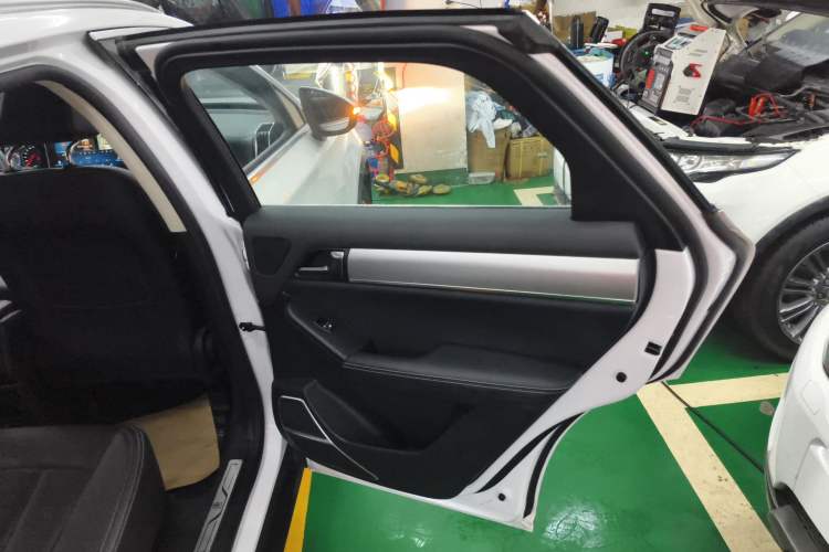 Used BYD Tang 2019 2.0T Automatic SmartConnect Luxury Edition 5 Seats China VI Standard Interior 4