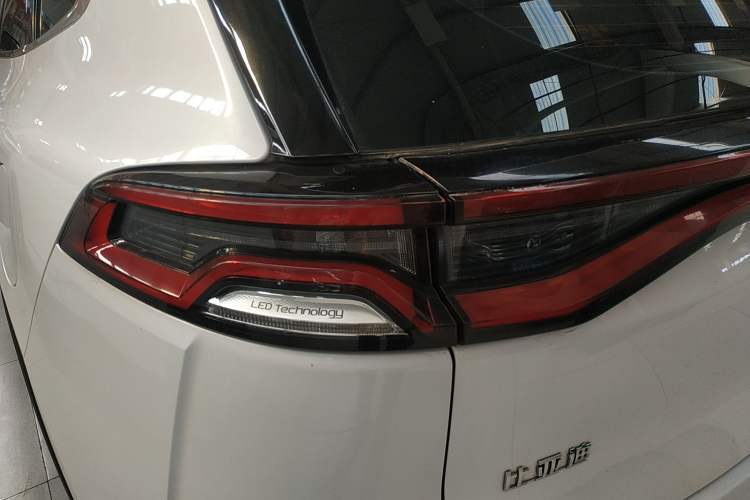 Used BYD Tang 2019 2.0T Automatic SmartConnect Prestige 7-Seater China VI Standard Left Rear Taillight