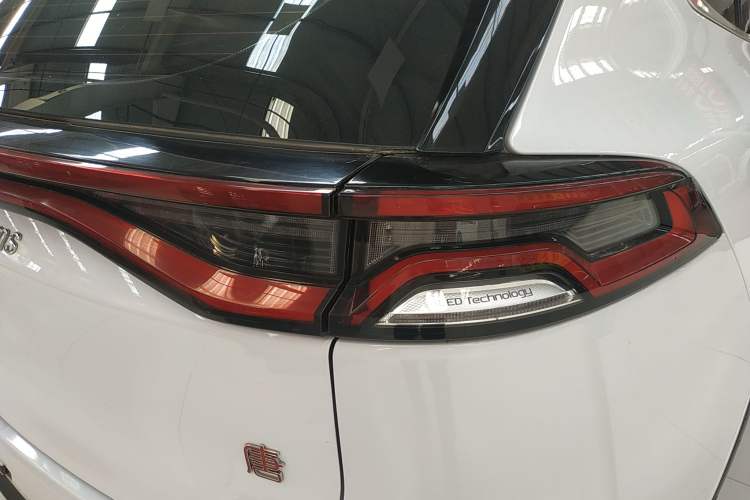 Used BYD Tang 2019 2.0T Automatic SmartConnect Prestige 7-Seater China VI Standard Right Rear Taillight