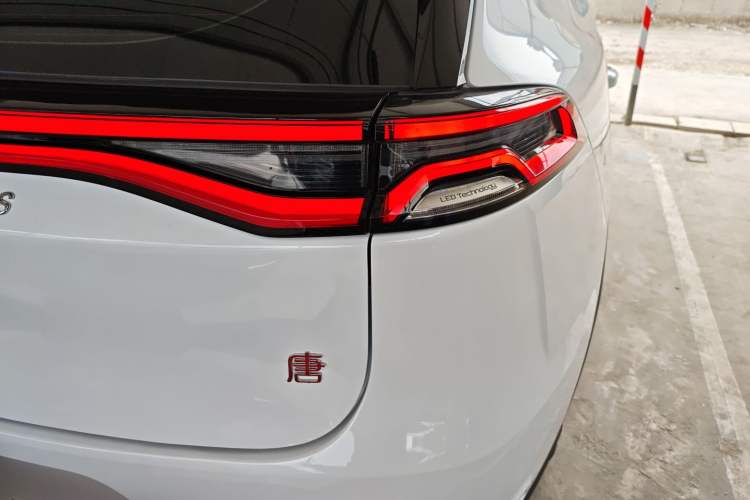 Used BYD Tang 2019 2.0T Automatic SmartConnect Prestige 5-Seater China VI Standard Right Rear Taillight