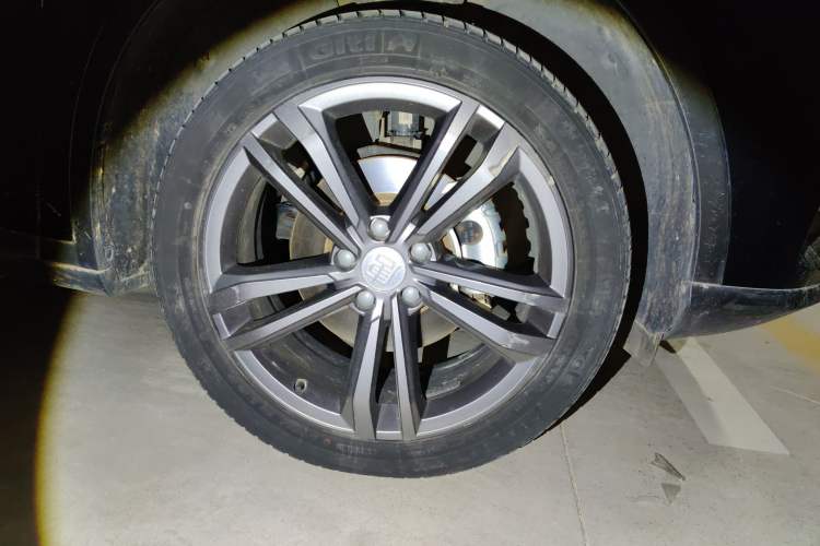 Used BYD Tang 2021 2.0T Automatic Flagship Edition Right Front Wheel Hub