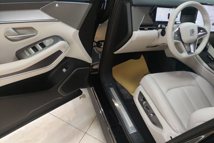 Used BYD Tang L 2025 EV with 670 km Range LiDAR and Premium Features Driver Seat