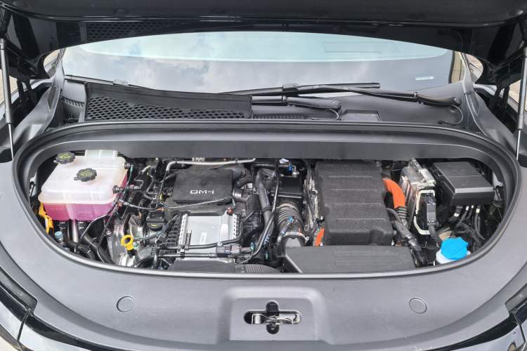 Used BYD Tang L 2025 DM 215KM LiDAR Flagship Model Engine Bay