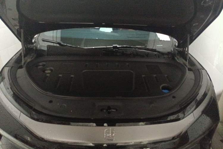 Used BYD Tang L 2025 DM 200KM Four-Wheel Drive LiDAR Flagship Model Engine Bay