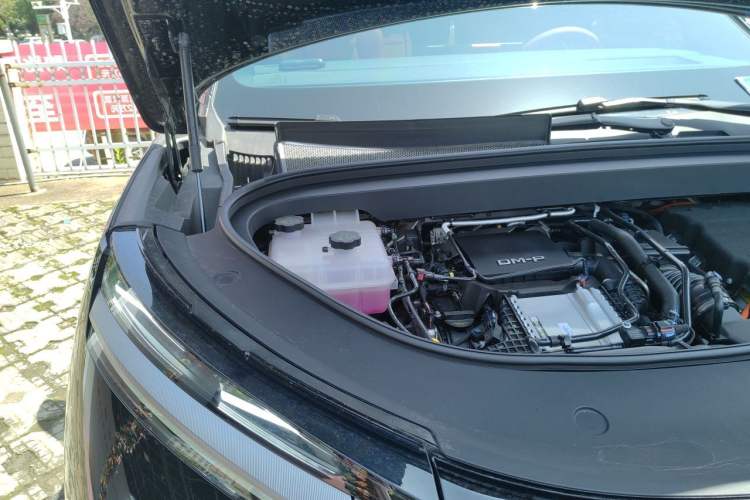 Used BYD Tang L 2025 DM 200KM Four-Wheel Drive LiDAR Flagship Model Engine Bay Right