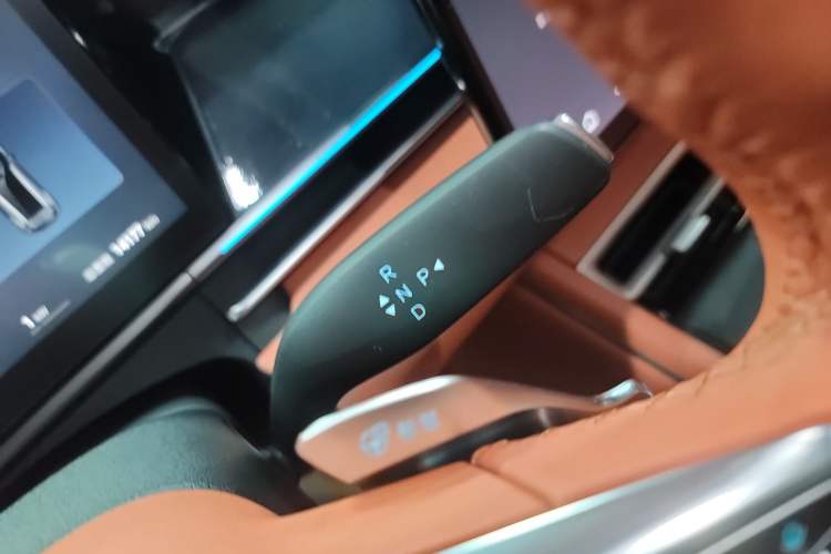 Used BYD Tang L 2025 EV 670KM LiDAR Flagship Version Gear Lever