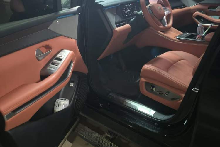Used BYD Tang L 2025 EV with 670 km Range LiDAR and Premium Features Interior 2
