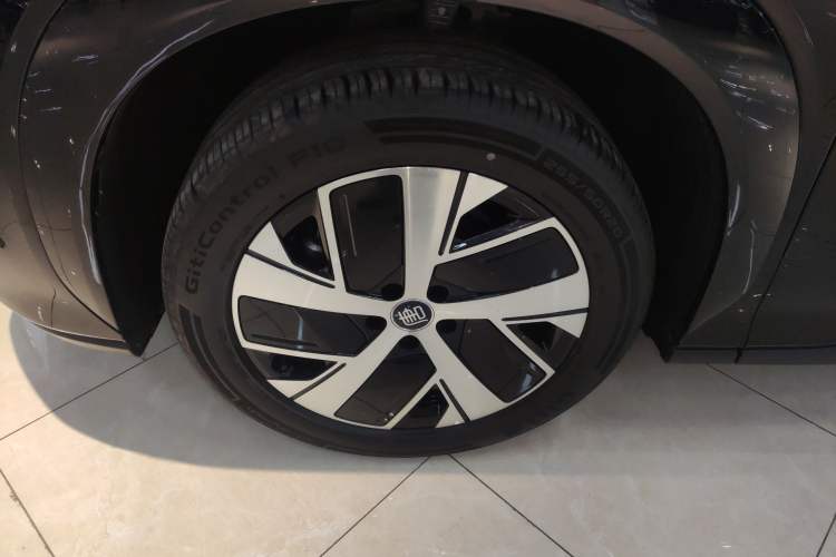 Used BYD Tang L 2025 EV with 670 km Range LiDAR and Premium Features Left Front Wheel Hub