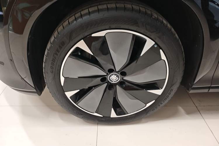 Used BYD Tang L 2025 DM 175KM Drone Player Edition Left Front Wheel Hub