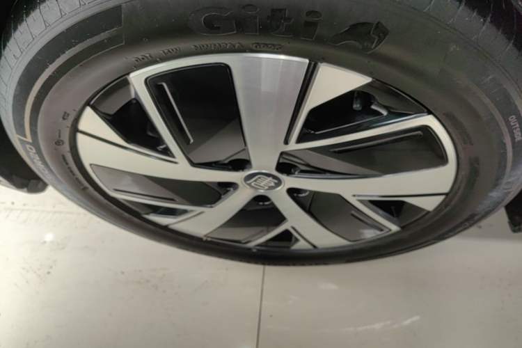 Used BYD Tang L 2025 EV with 670 km Range LiDAR and Premium Features Left Front Wheel Hub