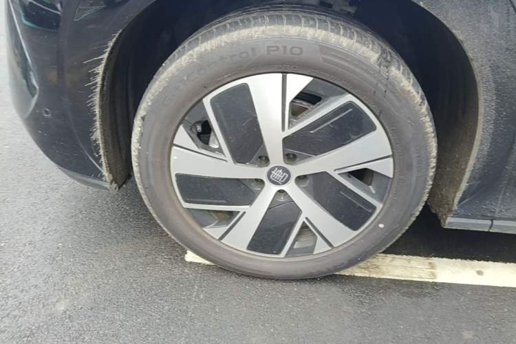 Used BYD Tang L 2025 EV with 670 km Range LiDAR and Premium Features Left Front Wheel Hub