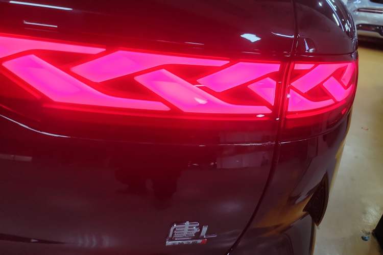 Used BYD Tang L 2025 EV 670KM LiDAR Flagship Version Right Rear Taillight