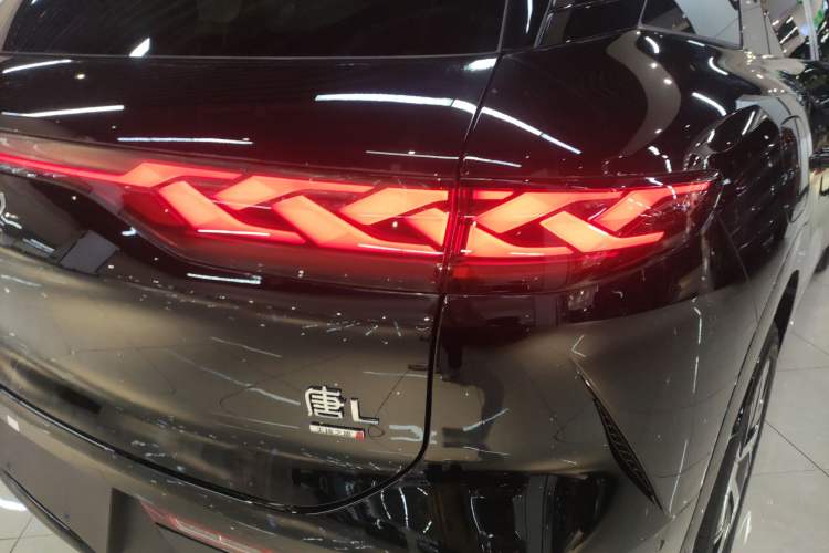 Used BYD Tang L 2025 EV with 670 km Range LiDAR and Premium Features Right Rear Taillight
