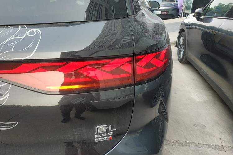 Used BYD Tang L 2025 EV 600KM All-Wheel-Drive LiDAR Flagship Model Right Rear Taillight
