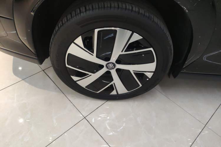 Used BYD Tang L 2025 EV with 670 km Range LiDAR and Premium Features Right Rear Wheel Hub