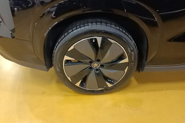 Used BYD Tang L 2025 DM 175KM Drone Player Edition Right Rear Wheel Hub