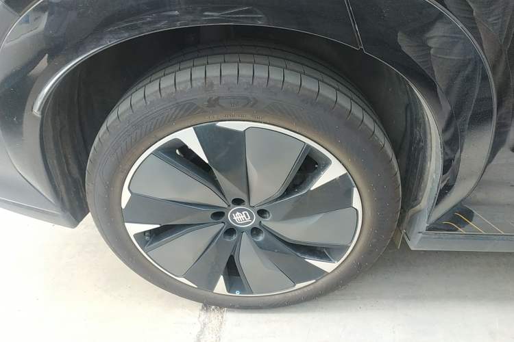 Used BYD Tang L 2025 EV 600KM All-Wheel-Drive LiDAR Flagship Model Right Rear Wheel Hub
