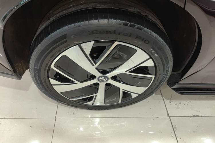 Used BYD Tang L 2025 EV with 670 km Range LiDAR and Premium Features Right Rear Wheel Hub