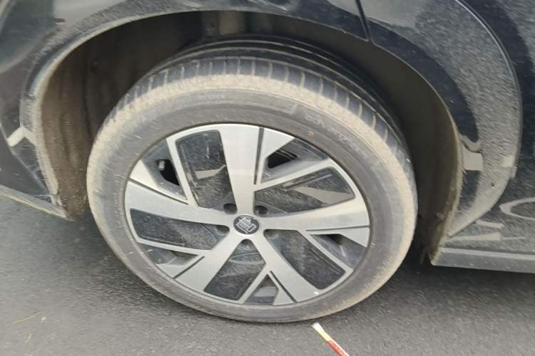 Used BYD Tang L 2025 EV with 670 km Range LiDAR and Premium Features Right Rear Wheel Hub