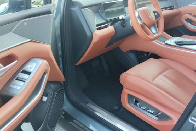 Used BYD Tang L 2025 DM 175KM Drone Player Edition Driver Seat