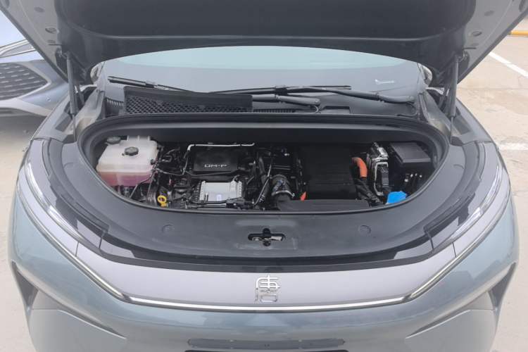 Used BYD Tang L 2025 DM 175KM Drone Player Edition Engine Bay