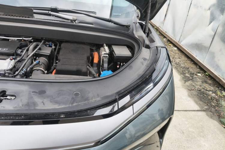 Used BYD Tang L 2025 DM 200KM Four-Wheel Drive LiDAR Flagship Model Engine Bay Left