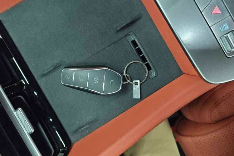Used BYD Tang L 2025 DM 175KM Drone Player Edition Interior 1
