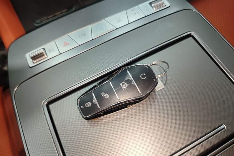 Used BYD Tang L 2025 DM 175KM Drone Player Edition Interior 1