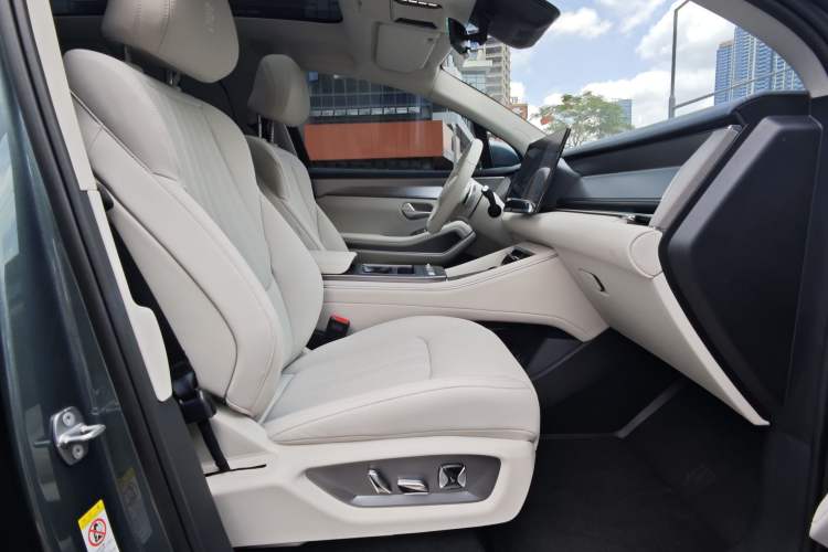 Used BYD Tang L 2025 EV with 670 km Range LiDAR and Premium Features Interior 6