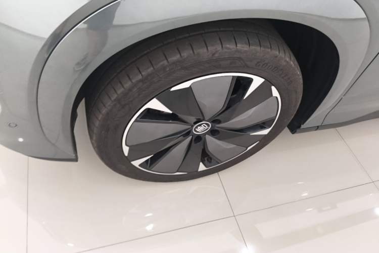 Used BYD Tang L 2025 DM 175KM Drone Player Edition Left Front Wheel Hub