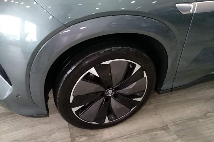 Used BYD Tang L 2025 DM 175KM Drone Player Edition Left Front Wheel Hub