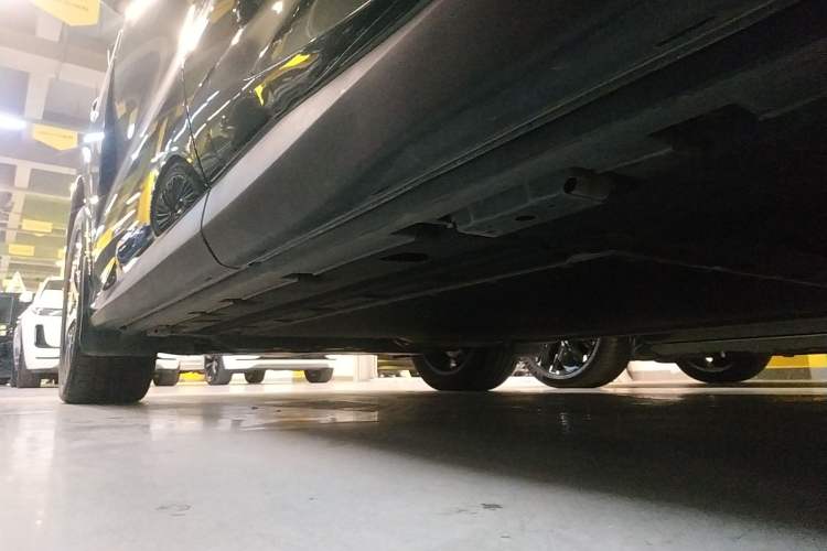 Used BYD Tang L 2025 DM 200KM Four-Wheel Drive LiDAR Flagship Model Left Side Sill