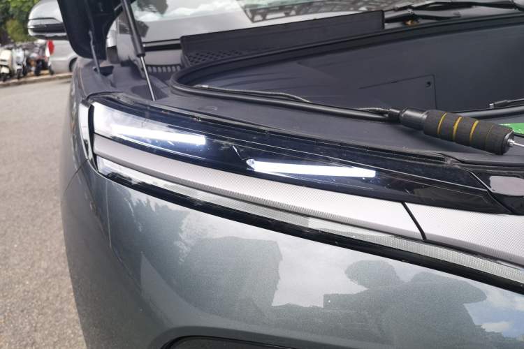 Used BYD Tang L 2025 EV with 670 km Range LiDAR and Premium Features Right Front Headlight