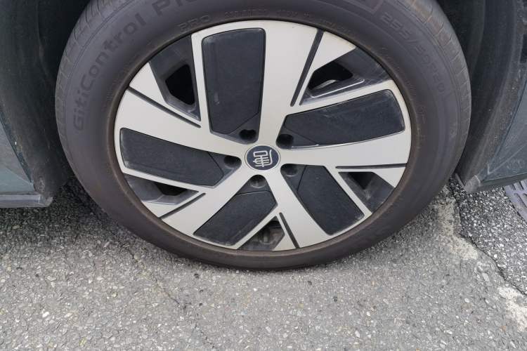 Used BYD Tang L 2025 EV with 670 km Range LiDAR and Premium Features Right Front Wheel Hub