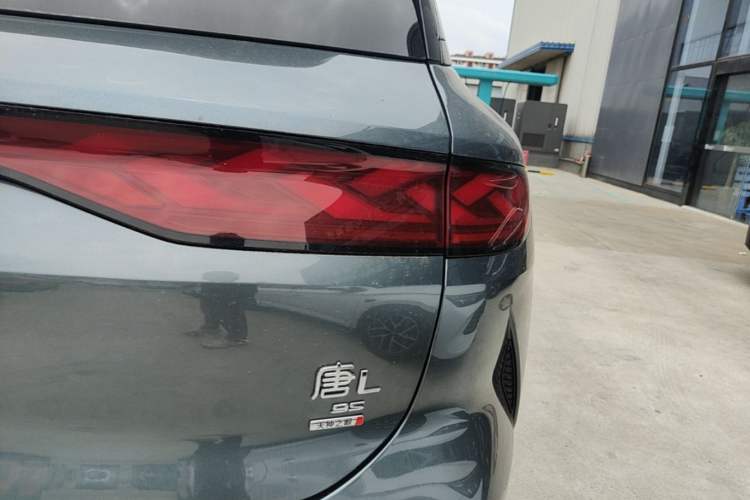 Used BYD Tang L 2025 EV 600KM All-Wheel-Drive LiDAR Flagship Model Right Rear Taillight