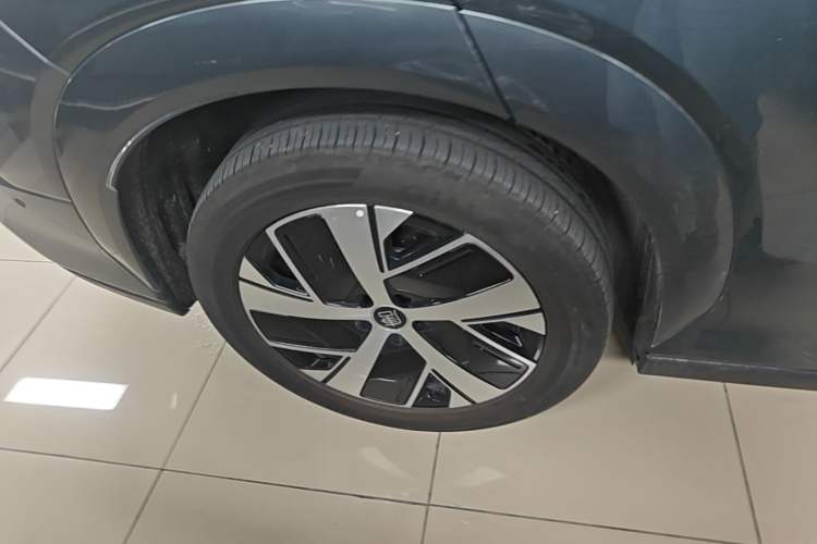 Used BYD Tang L 2025 DM 200KM Four-Wheel Drive LiDAR Flagship Model Right Rear Wheel Hub