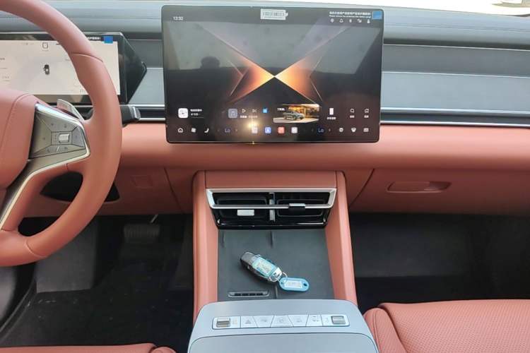 Used BYD Tang L 2025 DM 175KM Drone Player Edition Audio And AC Panel